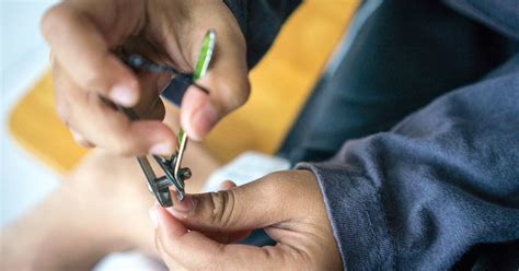 sport cut nail bar|best way to clip fingernails.